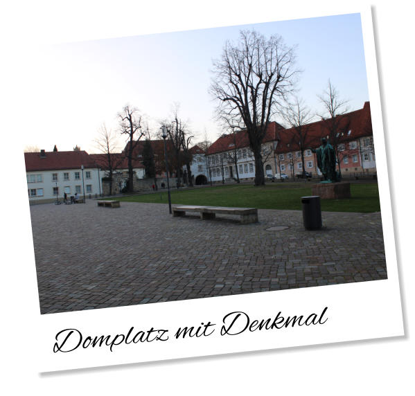 Domplatz mit Denkmal