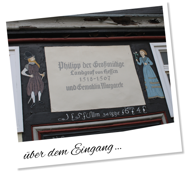 über dem Eingang…