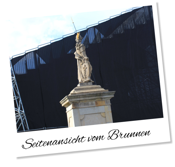 Seitenansicht vom Brunnen