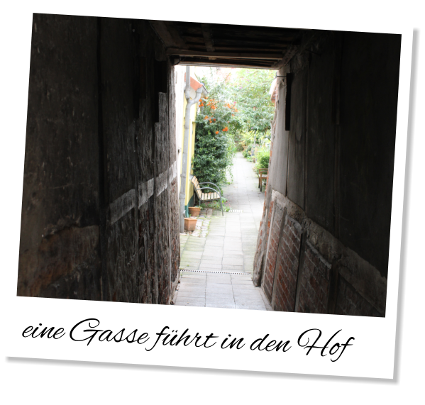 eine Gasse führt in den Hof