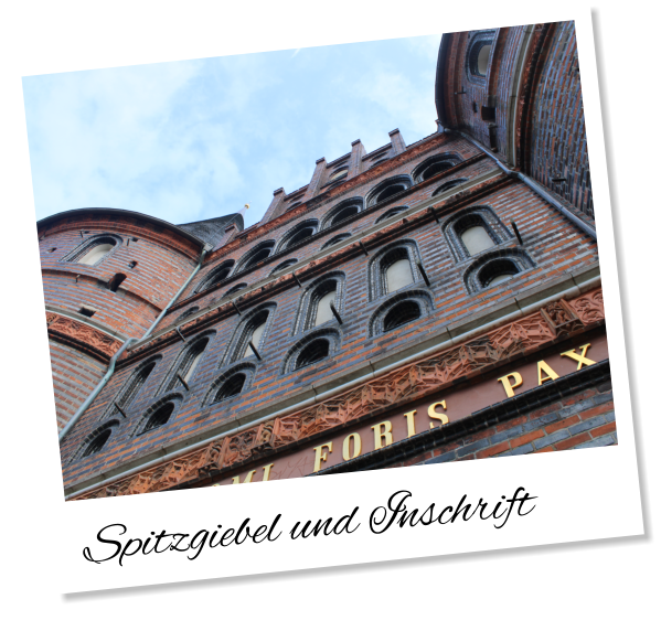 Spitzgiebel und Inschrift